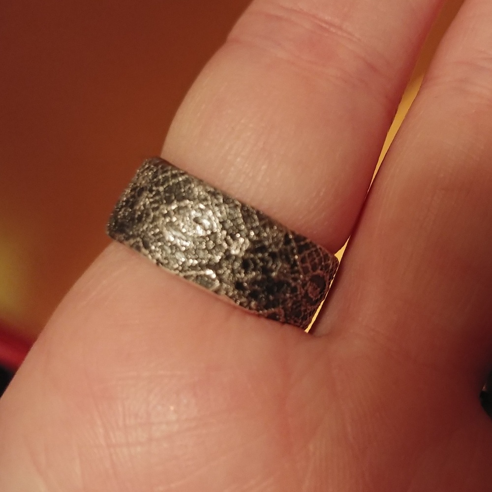 BN Sterling Silver ring with antique lace pattern